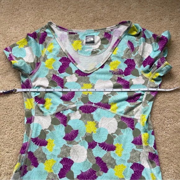 Lot of 2 The North Face Women’s Colorful Print Tee Shirts - M - VGUC - Stretch - Picture 12 of 13
